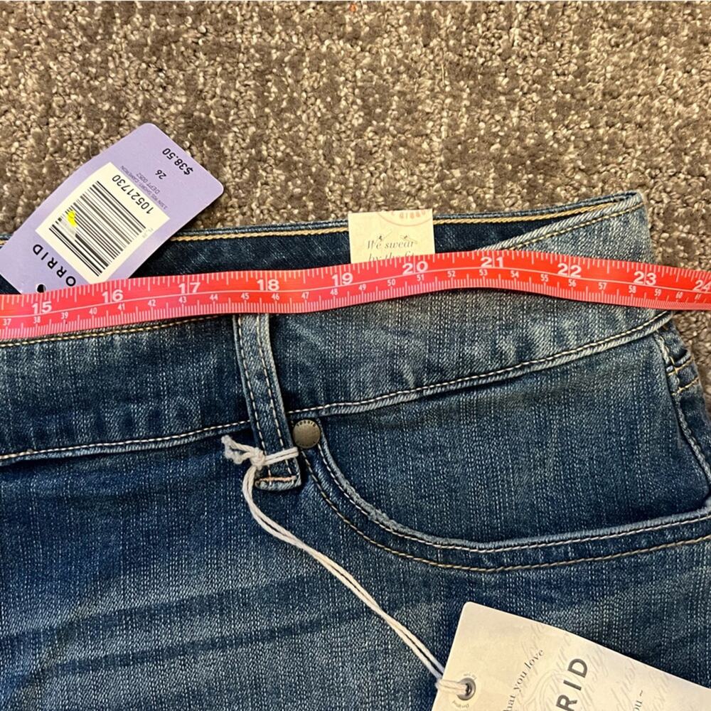 NWT Torrid Mid-Rise Cuffed Denim Shorts Vintage Stretch Medium Wash 26 - Picture 6 of 7